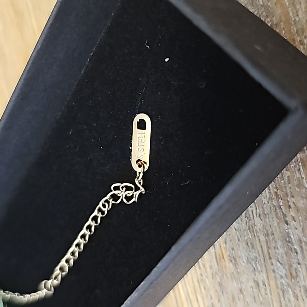 Clover Stainless Steel Gold Plated Elegant Bracelet. - Picture 7 of 8